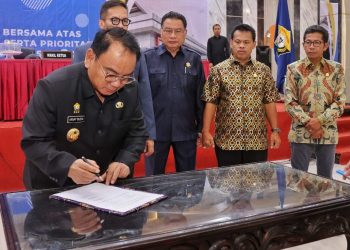 Rapat Paripurna DPRD Sultra Terkait Raperda APBD Tahun 2024 Disetujui Pj Gubernur Sultra
