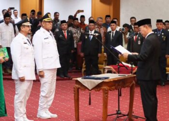Gubernur Sultra Lantik Bupati dan Wakil Bupati Buton Tengah Periode 2025-2030