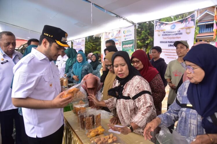 Wagub Sultra Berikan Bantuan Masjid dan Paket Sembako pada Masyarakat Buton saat Safari Ramadhan