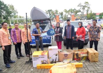 Bank Sultra Serahkan CSR Alat Kebersihan hingga Perahu Sampah ke Pemkot Kendari