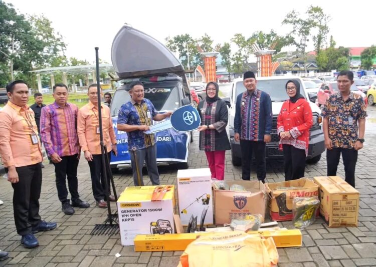 Bank Sultra Serahkan CSR Alat Kebersihan hingga Perahu Sampah ke Pemkot Kendari
