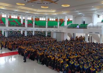 Rektor UHO Beri Motivasi dan Pesan saat Prosesi Wisuda Gelombang II