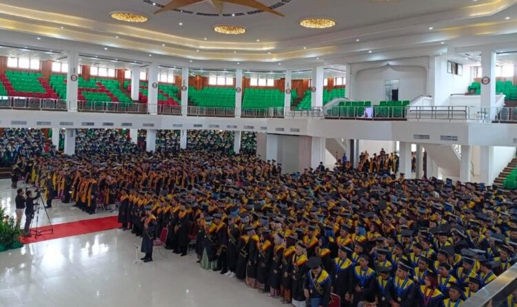 Rektor UHO Beri Motivasi dan Pesan saat Prosesi Wisuda Gelombang II