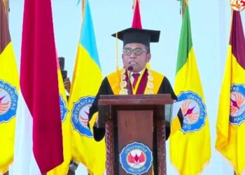 Rektor UHO Beri Motivasi dan Pesan saat Prosesi Wisuda Gelombang II