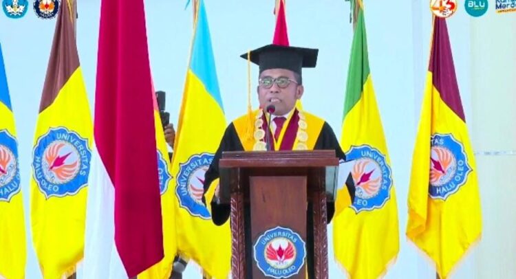 Rektor UHO Beri Motivasi dan Pesan saat Prosesi Wisuda Gelombang II