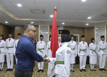 Rektor UHO Pimpin Pengukuhan 31 Paskibraka UHO, Prof. Armid: Sebuah Kehormatan yang Tidak Dimiliki Semua Mahasiswa
