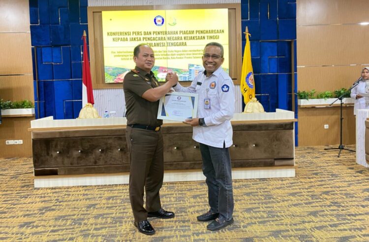 UHO Berikan Penghargaan kepada Jaksa Pengacara Negara atas Dedikasi dalam Perlindungan Aset Lahan