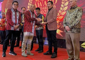 Dr. Herman Mewakili UHO Terima Penghargaan Kendari Pos Award 2025