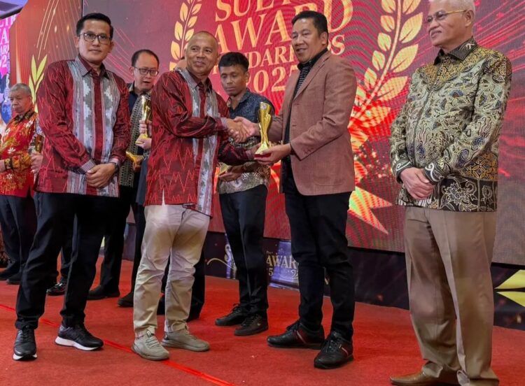 Dr. Herman Mewakili UHO Terima Penghargaan Kendari Pos Award 2025