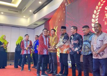 Konsisten Gerakkan Literasi di Kampus UHO, Muhammad Alim Marhadi Terima Penghargaan Sultra Award Kendari Pos 2025