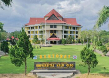 UHO Kukuhkan 8 Guru Besar, Targetkan Capai 200-250 Orang Sebelum 2030