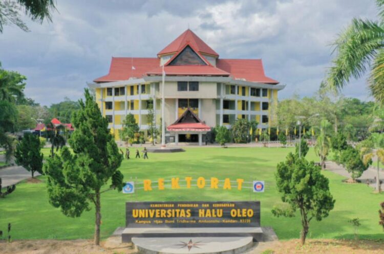 UHO Kukuhkan 8 Guru Besar, Targetkan Capai 200-250 Orang Sebelum 2030