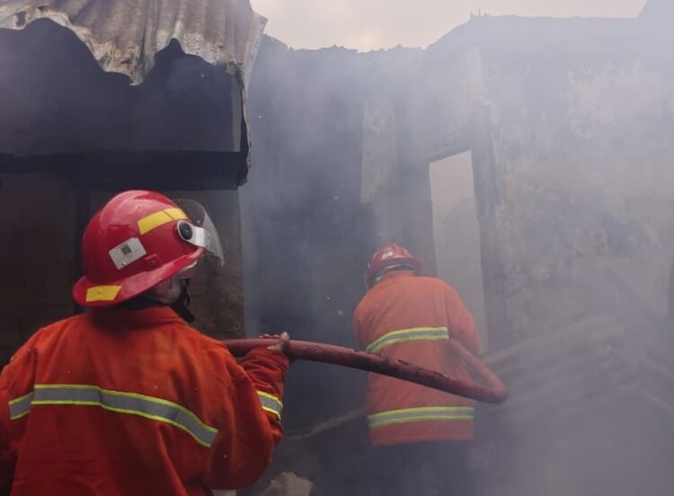 Satu Unit Rumah di Komplek BTN DPR Kendari Hangus Terbakar