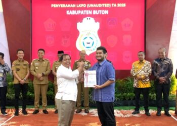 Bupati Buton Tegaskan Komitmen Transparansi pada Penyerahan LKPD se-Sultra