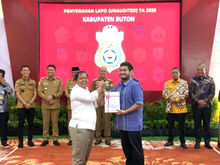 Bupati Buton Tegaskan Komitmen Transparansi pada Penyerahan LKPD se-Sultra