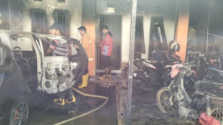 Api Melahap Rumah, Mobil dan 5 Motor di Kendari, Kerugian Ditaksir Rp300 Juta