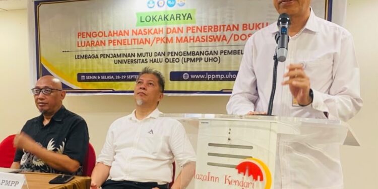 Tak Mau Riset Berhenti di Laporan, UHO Dorong Dosen-Mahasiswa Sulap Hasil Penelitian Jadi Buku